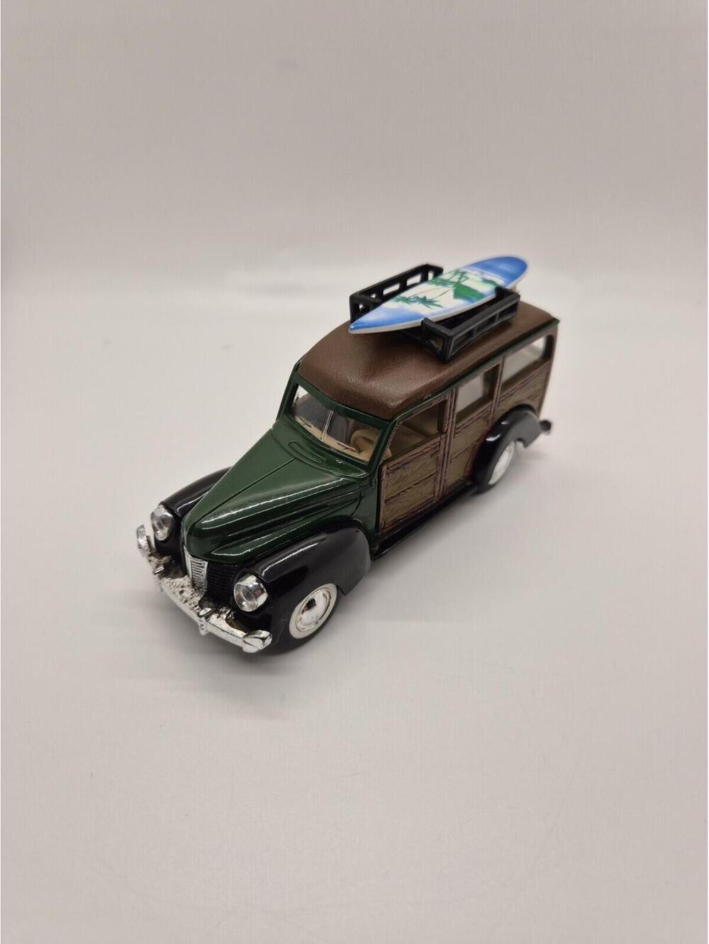 1940 Ford Deluxe Woody Wagon Diecast Model Car w/ Surfboard Green And Brown